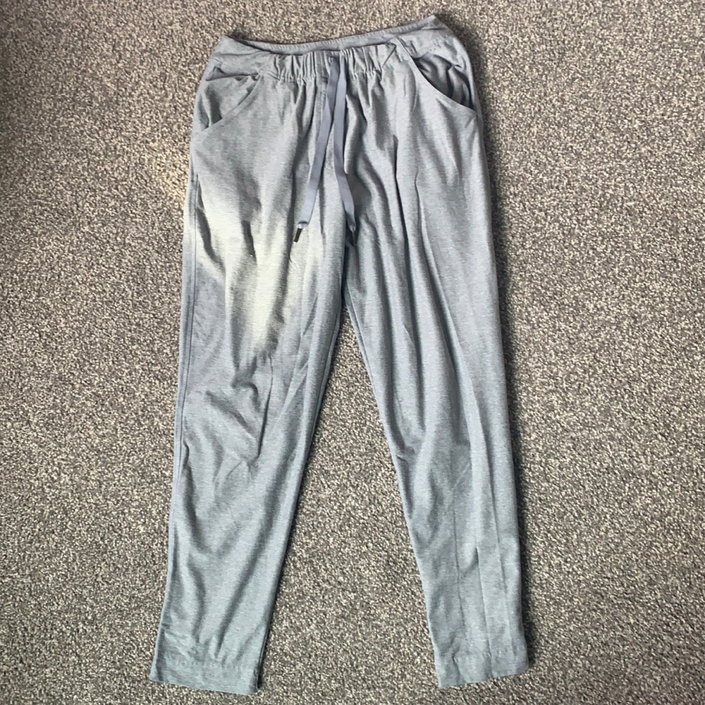Soft stretch gray sweatpants cropped with pockets